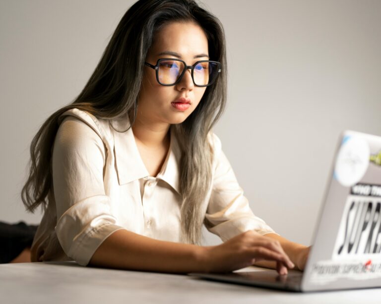 Salary vs Contractor Pay What’s Best for Your Career Growth?